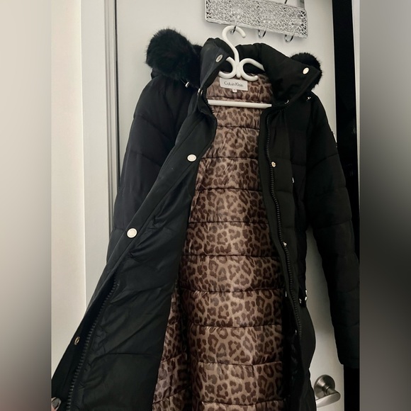 Calvin Klein puffer coat with gold detailing, leopard print lining. - Picture 6 of 9
